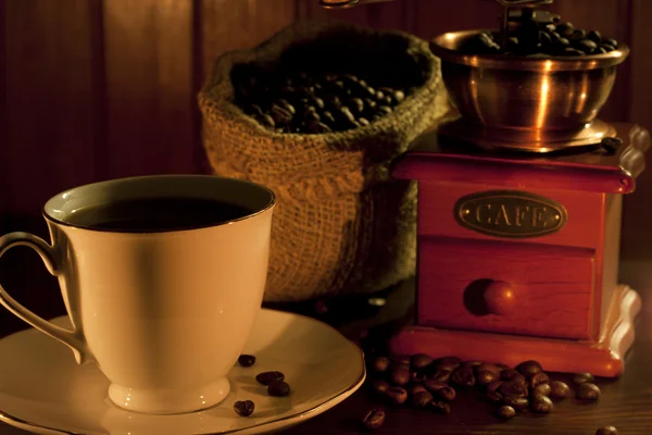 Kávébab és a daráló vintage csendélet — Stock Fotó
