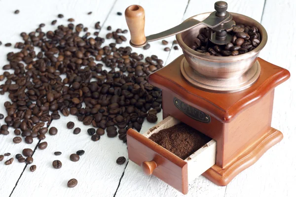 Caffè e macinino vintage still life su tavole di legno — Foto Stock