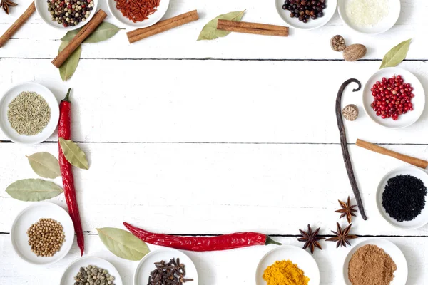 Kryddor och torkade grönsaker på vintage vit plankor — Stockfoto