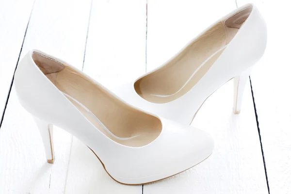 Vintage beyaz tahtalar üzerinde ayakkabı — Stok fotoğraf