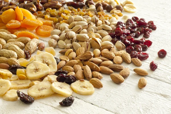 Nätta blandning av nötter och torkad frukt — Stockfoto