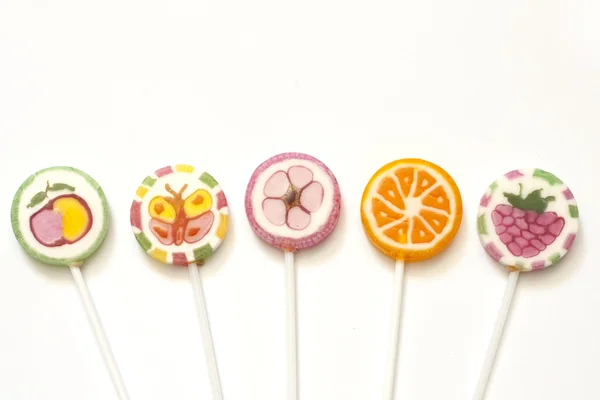 Coloridas piruletas de caramelo sobre fondo blanco — Foto de Stock