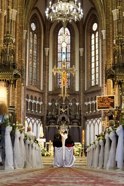 Trauung in der Kirche mit Bräutigam und Brautpaar — Stockfoto