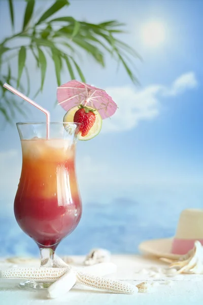 Cocktail am Strand mit Seesternen verschwommenem Hintergrundkonzept — Stockfoto