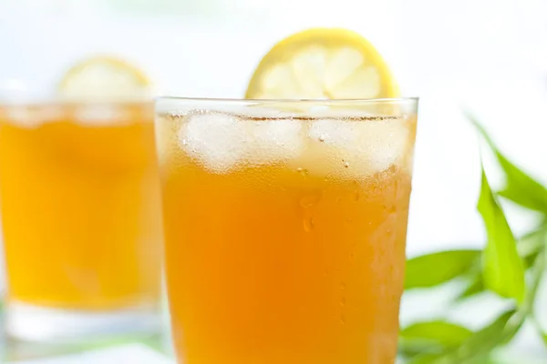 Стакан чая со льдом с лимоном — стоковое фото