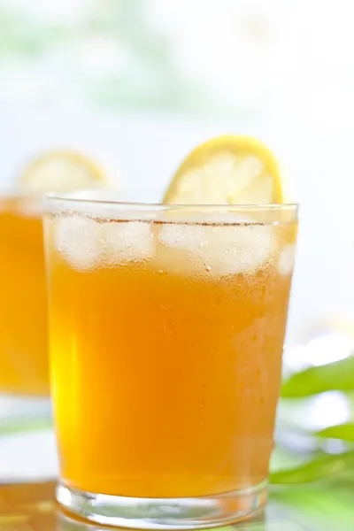 Bicchiere di tè freddo con limone — Foto Stock