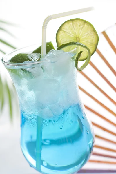 Cóctel de bebida azul con hielo y limón — Foto de Stock