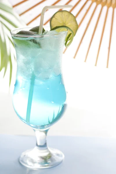 Cóctel de bebida azul con hielo y limón — Foto de Stock