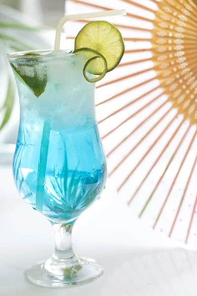 Blue drink cocktail with ice and lemon — Stock Photo, Image