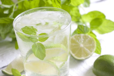 Mojito içmek kokteyl ROM, ıhlamur, nane ve buz küpleri ile