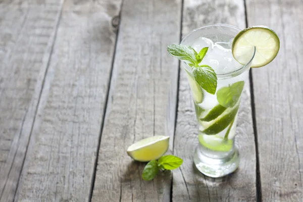 Cocktail Mojito on vintage wooden table in restaurant — Stock Photo, Image