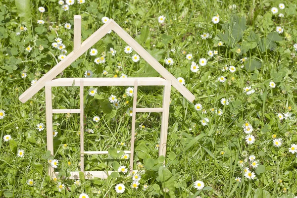Ξύλινο σπίτι στην έννοια της οικολογικής δόμησης πράσινο γρασίδι άνοιξη — Φωτογραφία Αρχείου
