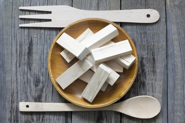 Unhealthy junk food criativo conceito comparação com blocos de madeira — Fotografia de Stock
