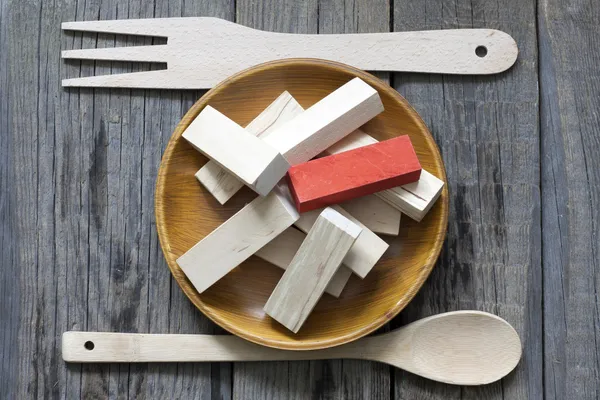 Ongezonde junkfood creatief concept vergelijking met houtblokken — Stockfoto