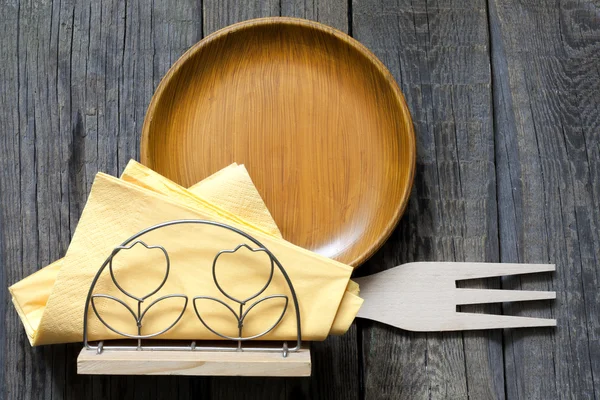 Piring kosong pada papan vintage dengan tanda sendok garpu konsep makanan — Stok Foto