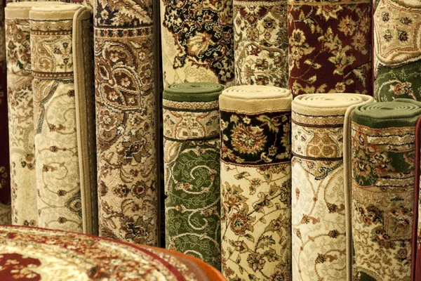 Karpet warna-warni di toko — Stok Foto