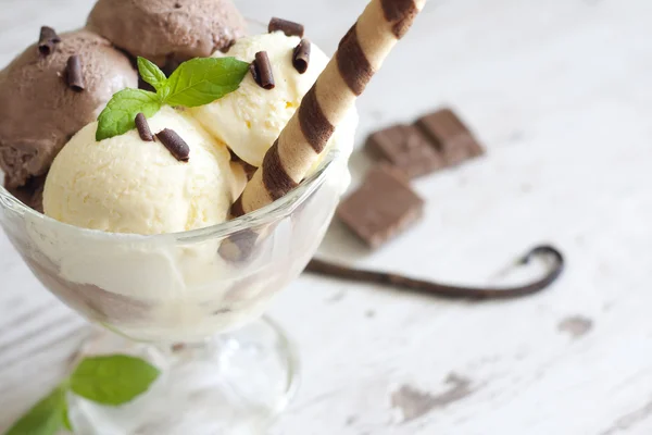Crème glacée vanille et chocolat sur table rétro gros plan — Photo