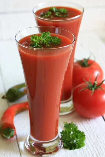 Tomatensap op witte planken met chili — Stockfoto