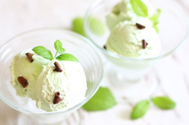 Fıstıklı naneli dondurma closeup restoranında beyaz tahtalar üzerinde