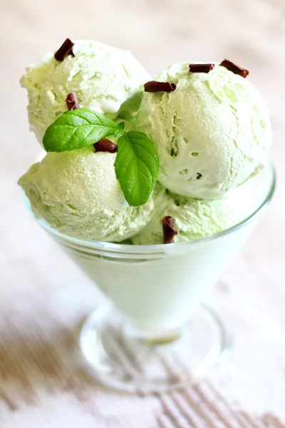 Gelato alla menta pistacchio primo piano su tavole bianche nel ristorante — Foto Stock