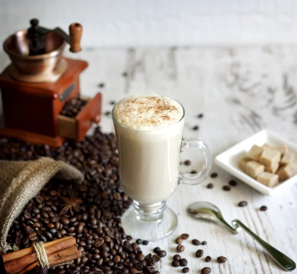 विंटेज व्हाइट प्लैंक पर कॉफी का कप अमूर्त अभी भी जीवन — स्टॉक फ़ोटो, इमेज
