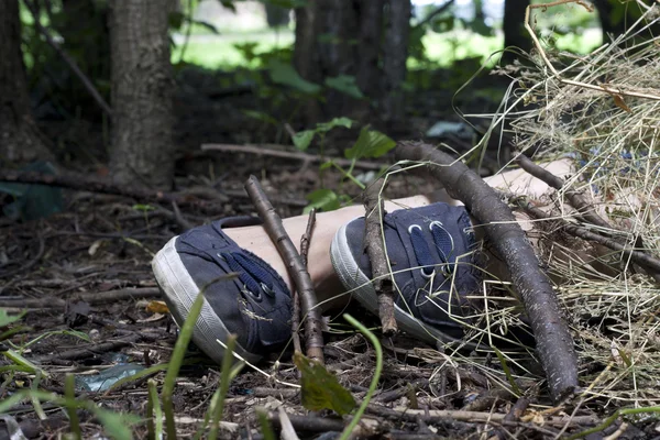 Криміналістика і розслідування дівчина ноги в лісі — стокове фото