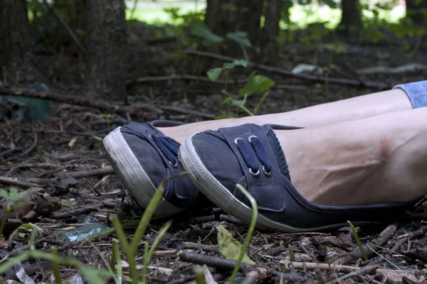 Inceleme ve soruşturma kız bacakları orman — Stok fotoğraf