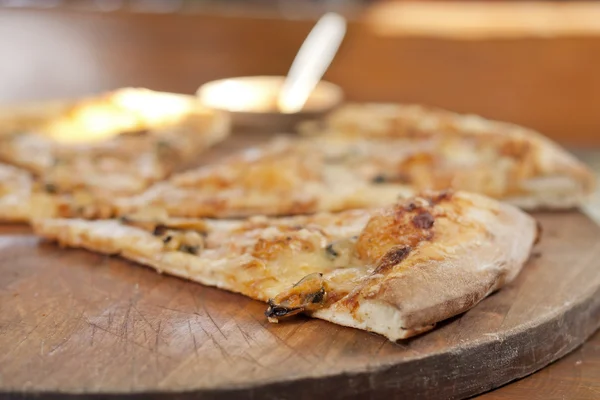 Pizza con mariscos primer plano en la tabla de cortar en el restaurante — Foto de Stock