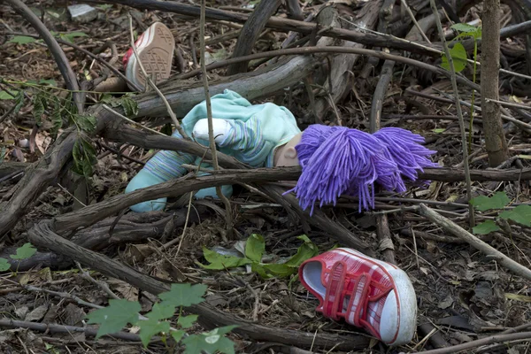 Scarpe per bambini forensi e investigativi nella foresta — Foto Stock