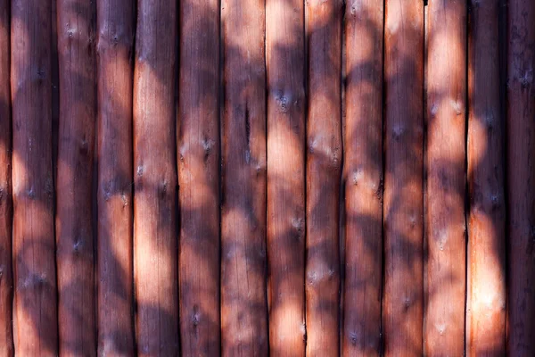 Viejos tablones de bolas de madera valla en la textura del fondo del sol — Foto de Stock