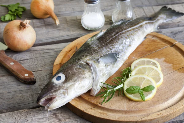 Morue De Poisson Cru Sur Planche À Découper Dans La Cuisine Avec Des Épices — Photo