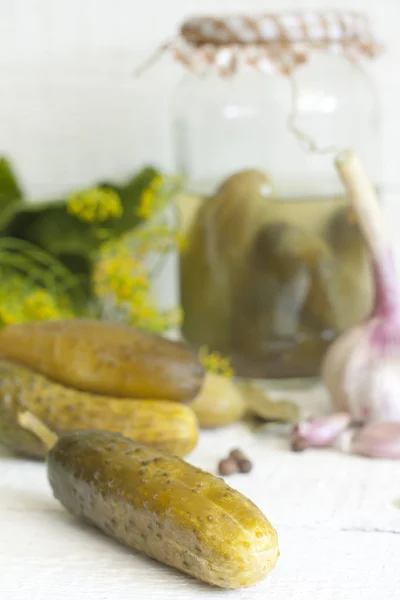 酱菜嫩黄瓜盐渍的黄瓜静物的旧木板 — 图库照片
