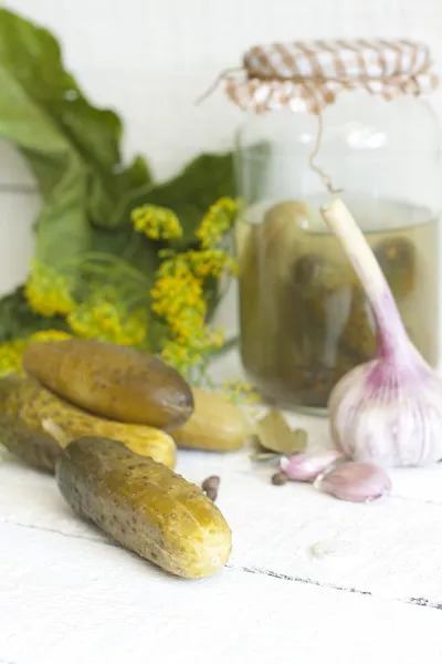 Pickles gherkins castraveți sărați încă viață pe scânduri vechi — Fotografie, imagine de stoc