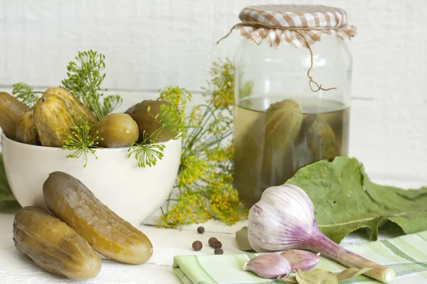Pickles augurken gezouten komkommer stilleven op oude planken — Stockfoto