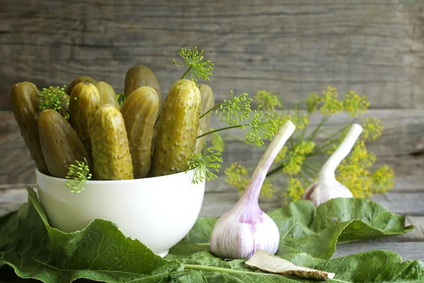 Pickles cornichons concombres salés nature morte sur de vieilles planches — Photo