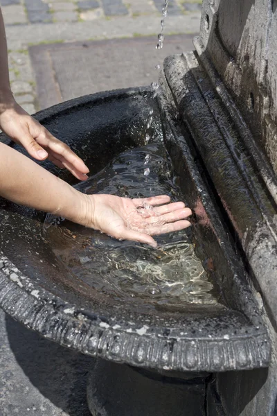 Mulher é refrescante na fonte em dias quentes suaves — Fotografia de Stock