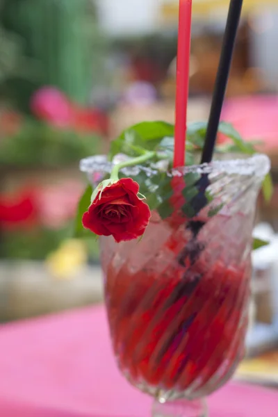 Margarita cocktail med jordbær i restaurant udendørs - Stock-foto