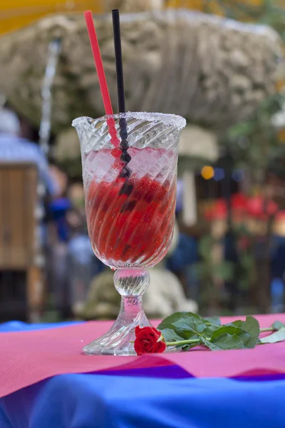 Cóctel Margarita con fresa en restaurante al aire libre — Foto de Stock