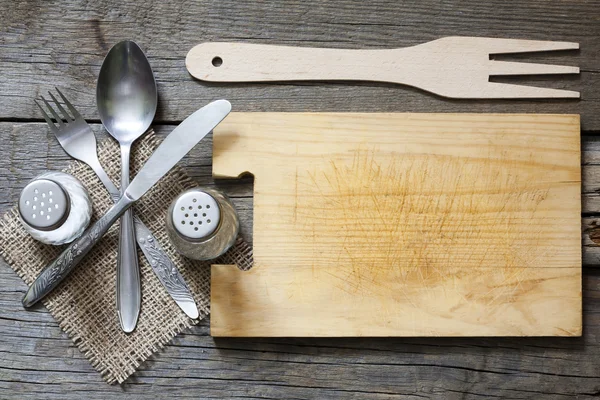 Çatal ve vintage boş kesme tahtası gıda arka plan kavramı — Stok fotoğraf