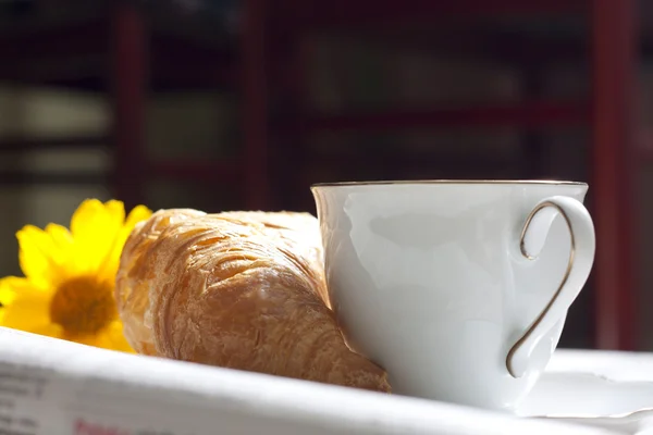 Rogalik i filiżankę kawy rano zbliżenie — Zdjęcie stockowe