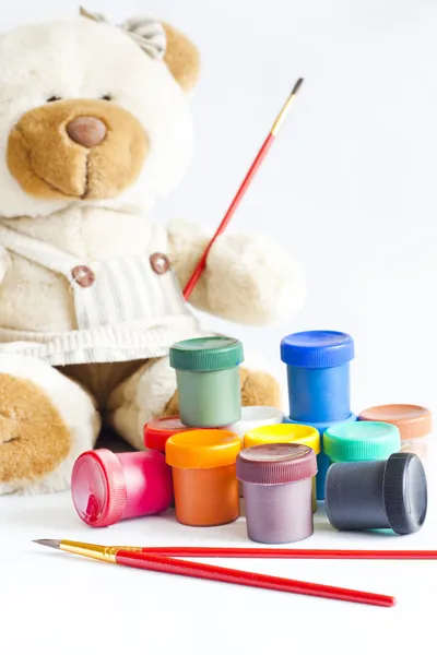 Ours en peluche peinture signe d'enfant heureux au concept d'apprentissage — Photo