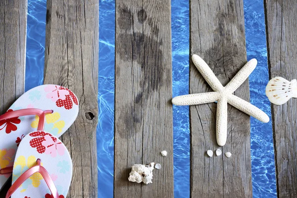 Strandbekleidung auf der Seebrücke am Meer Urlaub Hintergrundkonzept — Stockfoto