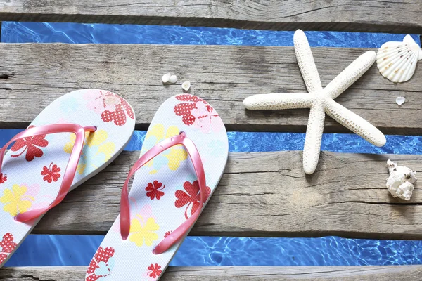 Ropa de playa en el muelle en vacaciones de mar concepto de fondo — Foto de Stock