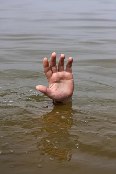 Mano di annegamento uomo attende aiuto nel lago — Foto Stock