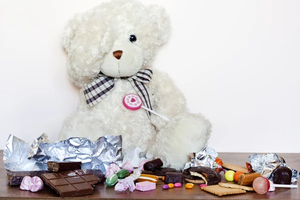 Vício em comer doces conceito criativo com ursinho de pelúcia — Fotografia de Stock