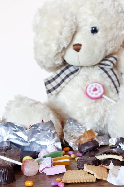 Verslaving van het eten van snoep creatief concept met teddy bear — Stockfoto