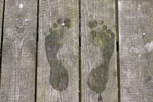 Fußabdrücke auf Pier auf Holzbrettern Urlaub Hintergrundschild — Stockfoto