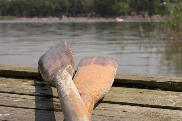 Remos no cais no lago fundo ideia turística marinha — Fotografia de Stock