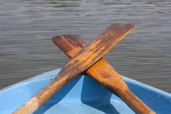 Oar op de boot op de lake concept voor de achtergrond van de vakantie — Stockfoto