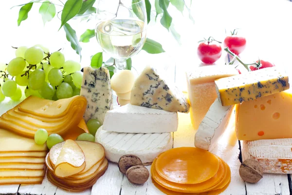 Many types of cheese on cutting board abstract composition — Stock Photo, Image